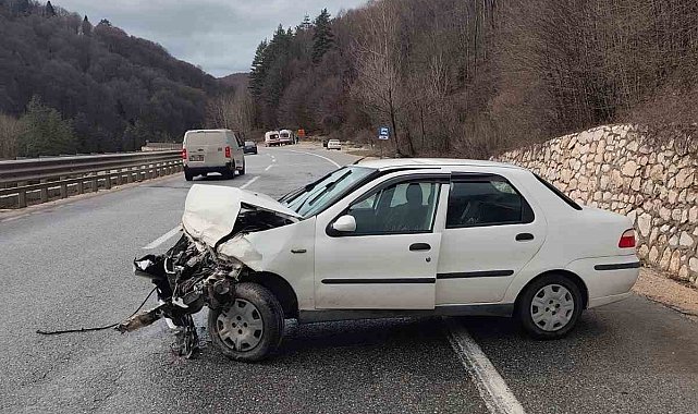 Bursa'da otomobil bariyerlere çarptı: 3 yaralı