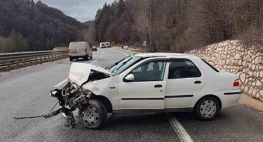 Bursa'da otomobil bariyerlere çarptı: 3 yaralı