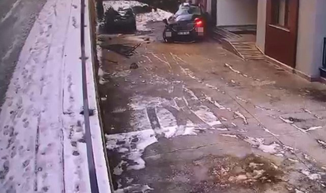 Buzlanan yolda kontrolden çıkan cip sitenin bahçesine uçtu