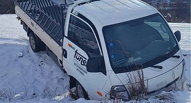 Buzlanma kazaya yol açtı! Kamyonet tarlaya uçtu, 1 yaralı