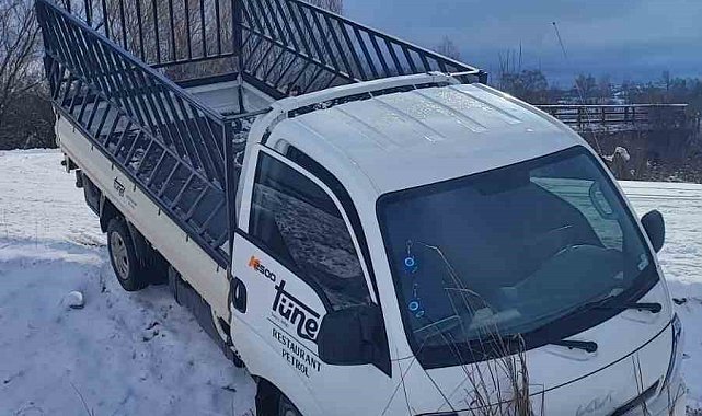 Buzlu yolda kayan araç tarlaya uçtu; 1 yaralı