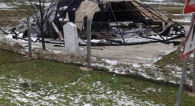 Çadır salon şiddetli rüzgara dayanamayarak parçalandı