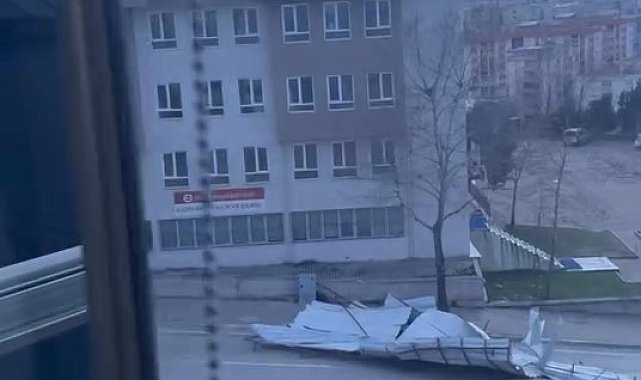 Cami'nin çatısı uçtu, yol kapandı