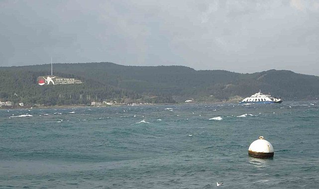 Çanakkale Boğazı lodos fırtınası nedeniyle transit gemi geçişlerine kapatıldı