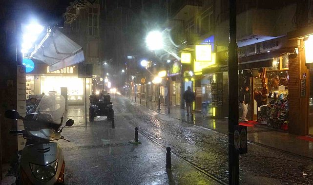 Çanakkale'de sağanak sonrası cadde ve sokaklar göle döndü