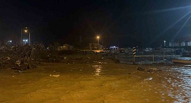 Çanakkale'de sağanak yağış nedeniyle Kepez Çayı taştı, sahil yolu trafiğe kapatıldı