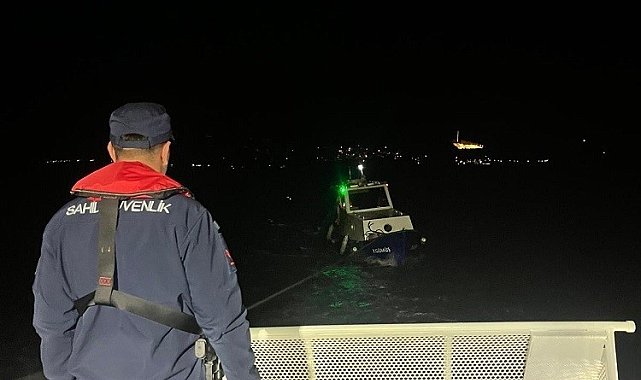 Çanakkale'de sürüklenen teknedeki 3 kişi kurtarıldı