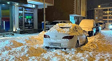 Çatıdan düşen kar kütlesi park halindeki otomobile zarar verdi