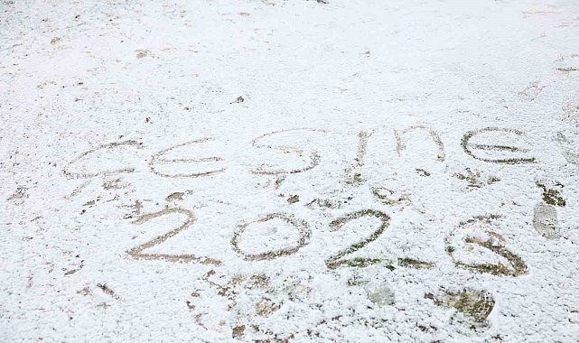 Çeşme'de yılın ilk gününde kar sürprizi
