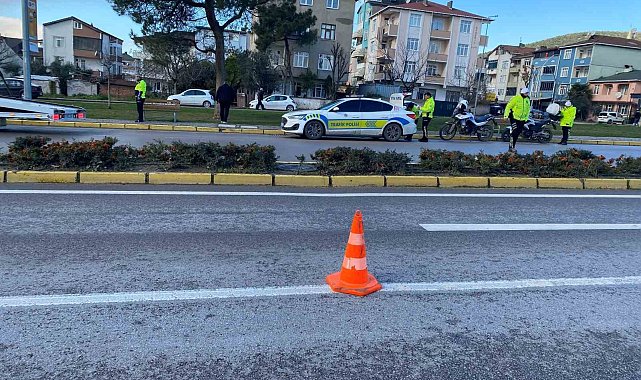 Çevirmeden kaçan motosikletli trafik polisine çarptı
