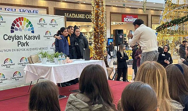 Ceylan Karavil Park AVM'de Beyza Alkoç imza günü yoğun ilgi gördü