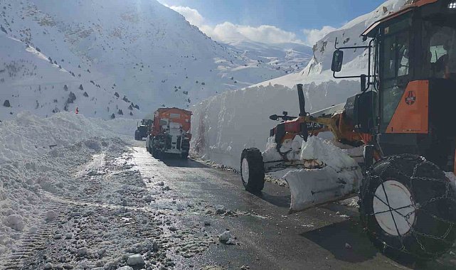 Çığ bölgesinde çalışan greyder şarampole yuvarlandı: Operatör hafif yaralandı