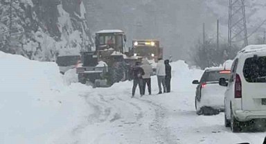 Çığ nedeniyle ulaşıma kapanan Trabzon-Bayburt karayolu kontrollü olarak ulaşıma açıldı
