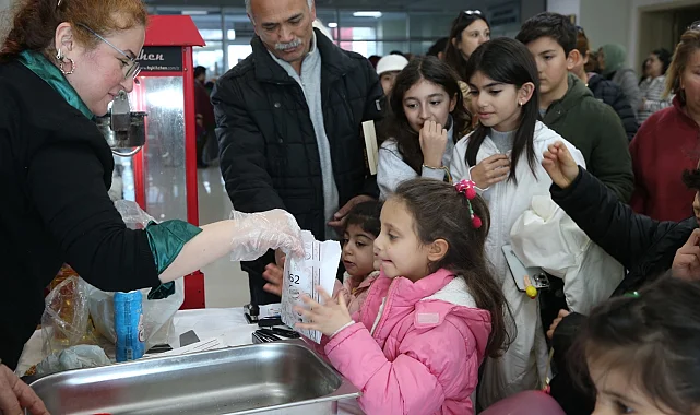 Çiğli'de çocuklar sinema keyfini Başkan Yıldız'la paylaştı