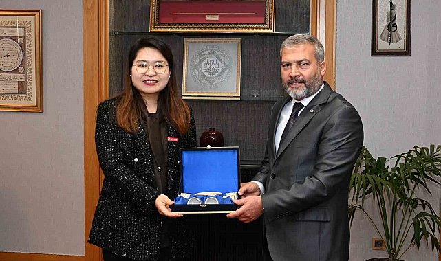 Çinli heyet Anadolu Üniversitesi Rektörü Adıgüzel ile buluştu