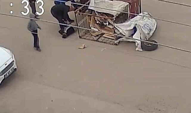 Çocuğun kullandığı elektrikli motosiklet yola devrildi, o anlar kamerada
