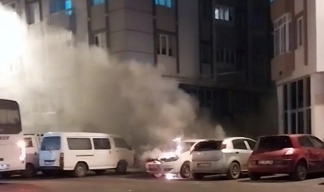 Çorlu'da park halindeki otomobile alev alev yandı