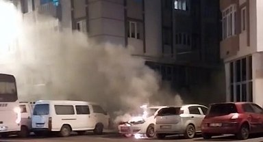 Çorlu'da park halindeki otomobile alev alev yandı