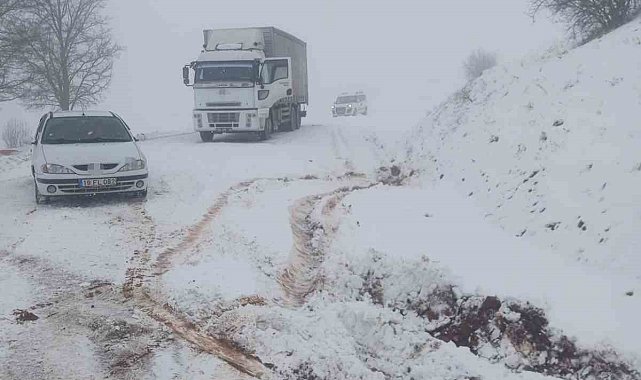 Çorum'da mahsur kalan araçlar için ekipler seferber oldu