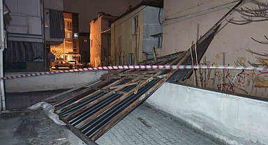Denizli'de fırtına ağaçları devirdi, çatıları uçurdu