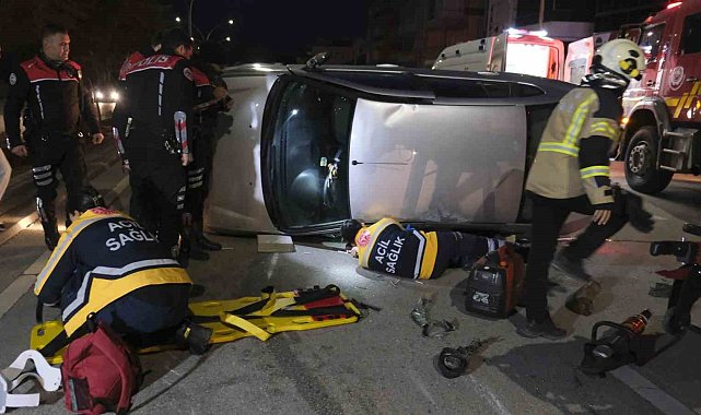 Devrilen otomobilin altında kalan sürücü itfaiye ekiplerince çıkarıldı