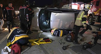 Devrilen otomobilin altında kalan sürücü itfaiye ekiplerince çıkarıldı