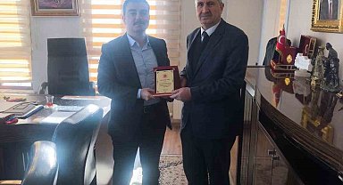 Dicle Kaymakamı Atış'tan emekliye ayrılan ilçe nüfus müdürüne plaket