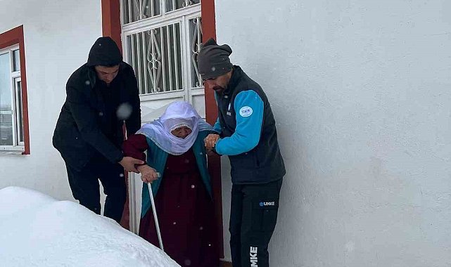 Diyaliz hastası kadın paletli araçla alınıp sağlık kuruluşuna ulaştırıldı