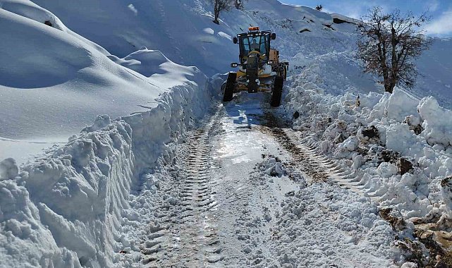 Diyarbakır'da kapalı yolların açılması için çalışmalar sürüyor