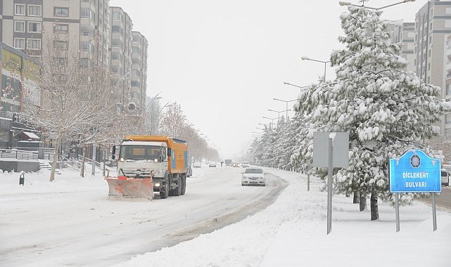Diyarbakır'da kar yağışına karşı kesintisiz mücadele