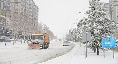 Diyarbakır'da kar yağışına karşı kesintisiz mücadele