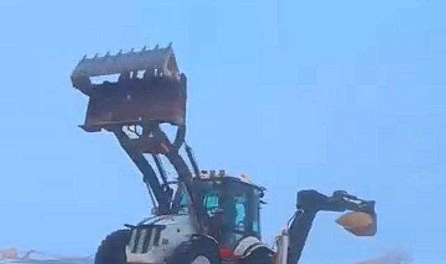 Diyarbakır'da kepçe operatörü iş makinasıyla drift attı
