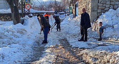 Diyarbakır'da vatandaşlar karla kapanan yolları kendi imkanları ile açtı