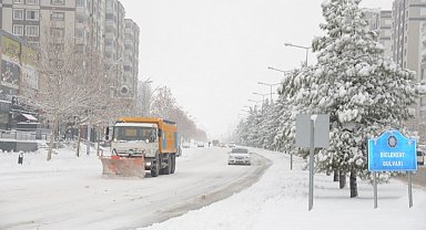 Diyarbakır'da kar yağışına karşı kesintisiz mücadele