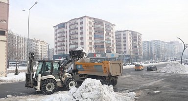Diyarbakır'da kritik kavşaklarda kar temizliği