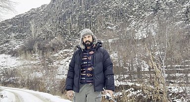 Donan baraj gölünün üzerine kilim serip oturdu