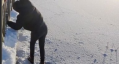 Donmuş gölde buz kırıldı, suya düşmekten son anda kurtuldu