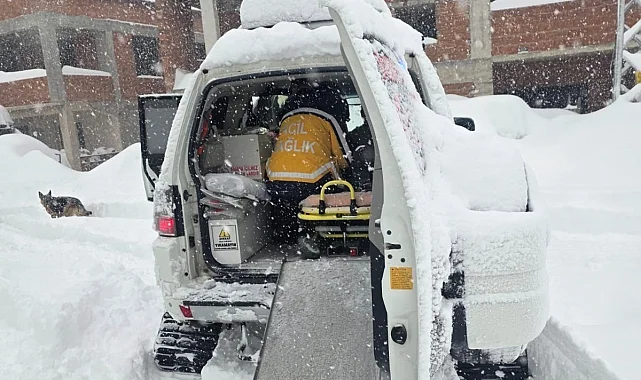 Düzce'de kar paletli ambulansla hasta kurtarıldı