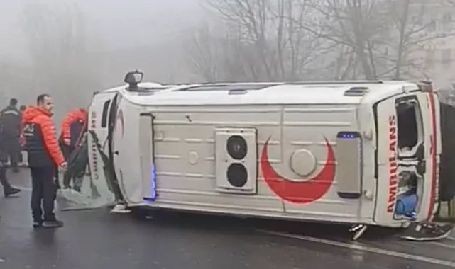 Düzce'de yoğun sis ambulansı yan yatırdı: 1 sağlık personeli yaralı