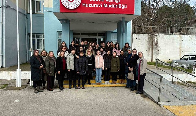 Edirne'de öğrenciler huzurevi sakinlerinin yüreğini ısıttı: Minik ellerden büyük vefa