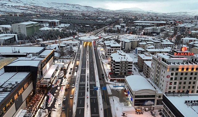 Elazığ'da belediye ekipleri, karla mücadelesini aralıksız sürdürüyor