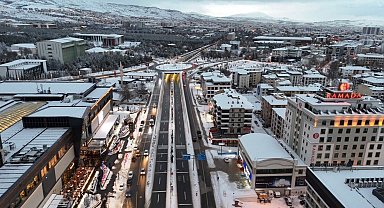 Elazığ'da belediye ekipleri, karla mücadelesini aralıksız sürdürüyor