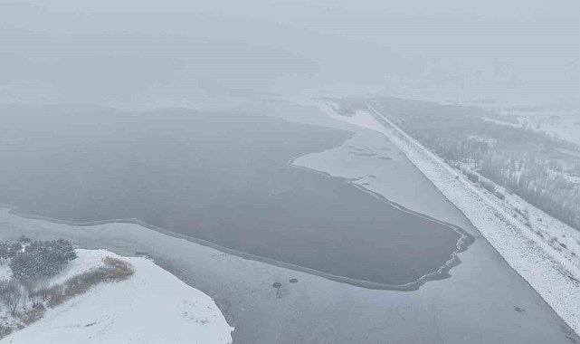 Elazığ'da Cip Baraj Gölü'nün bazı kısımları buz tuttu