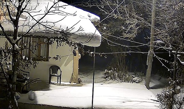 Elazığ'da deprem anı güvenlik kameralarına yansıdı