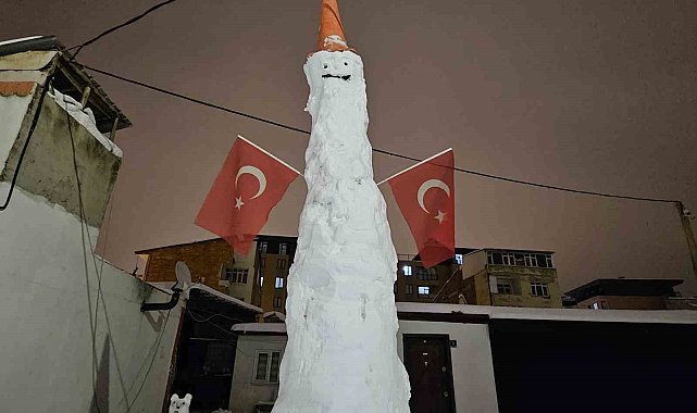Elazığ'da dev kardan adam görenleri hayrete düşürdü