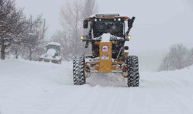Elazığ'da kar yağışı etkili oldu: 533 köy yolu kapandı