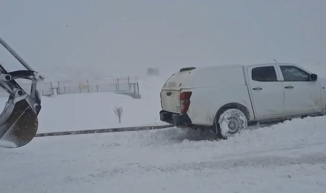 Elazığ'da karda mahsur kalan araçlar kurtarıldı