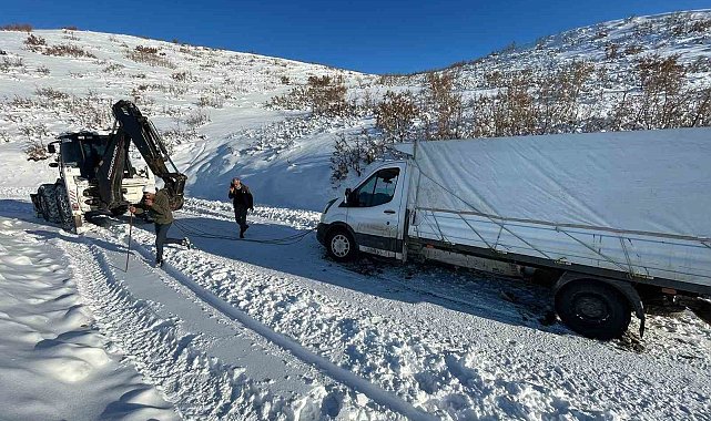 Elazığ'da şarampole düşen pikap kurtarıldı