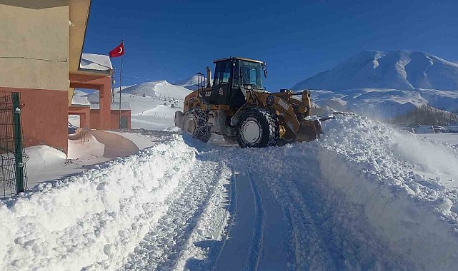 Eleşkirt'te çığ engeli kaldırıldı, 55 köy yolu ulaşıma açıldı
