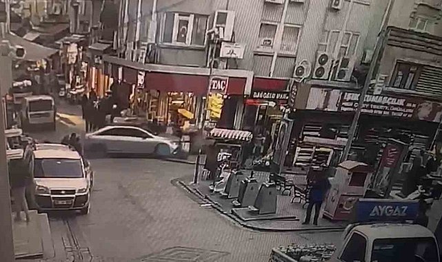 Eminönü'nde fren yerine gaza basan sürücü vatandaşların arasına daldı